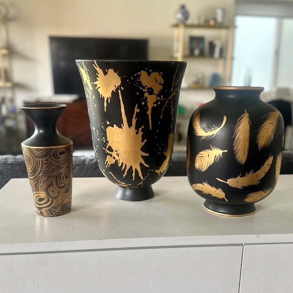 JONATHAN ADLER
MALACHITE BLACK & GOLD FUTURA VASE BLACK AND GOLD VASE
$250 NEW - Picture 4 of 16